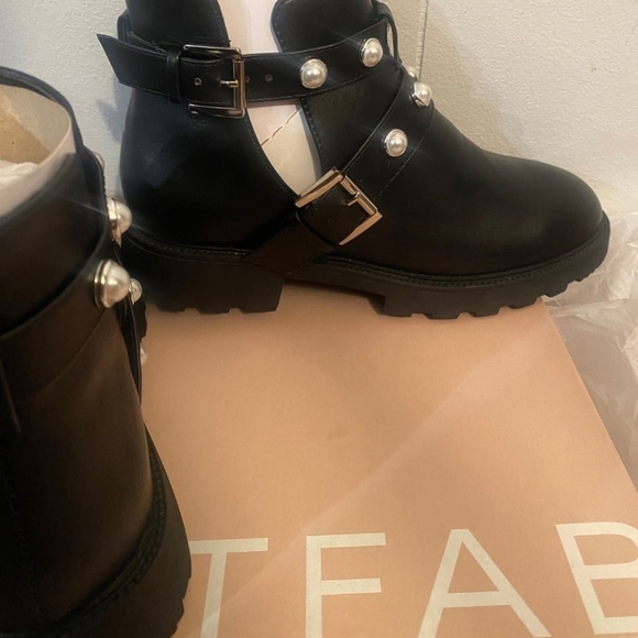 NWT JustFab Clarice Cut-Out Lug Sole Boots size 7.5 - Picture 8 of 10